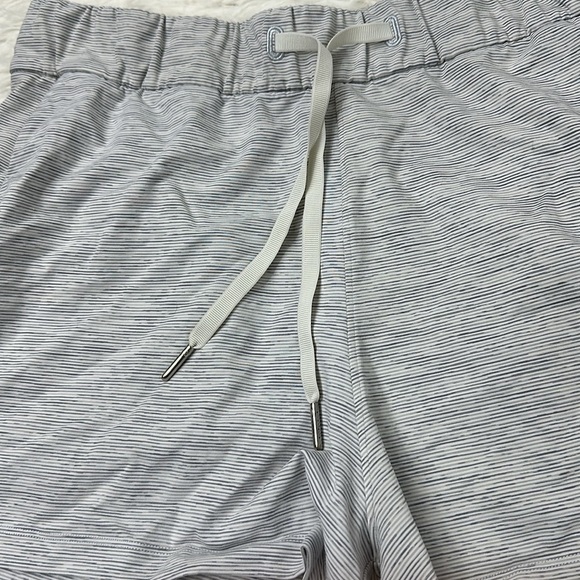 Lululemon On The Fly Short *2.5" Wee Are From Space Nimbus Battleship - Picture 2 of 5